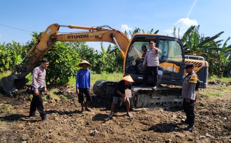 Polres Pelabuhan Tanjungperak Datangkan Alat Berat Bantu Petani Olah Lahan Pascapanen